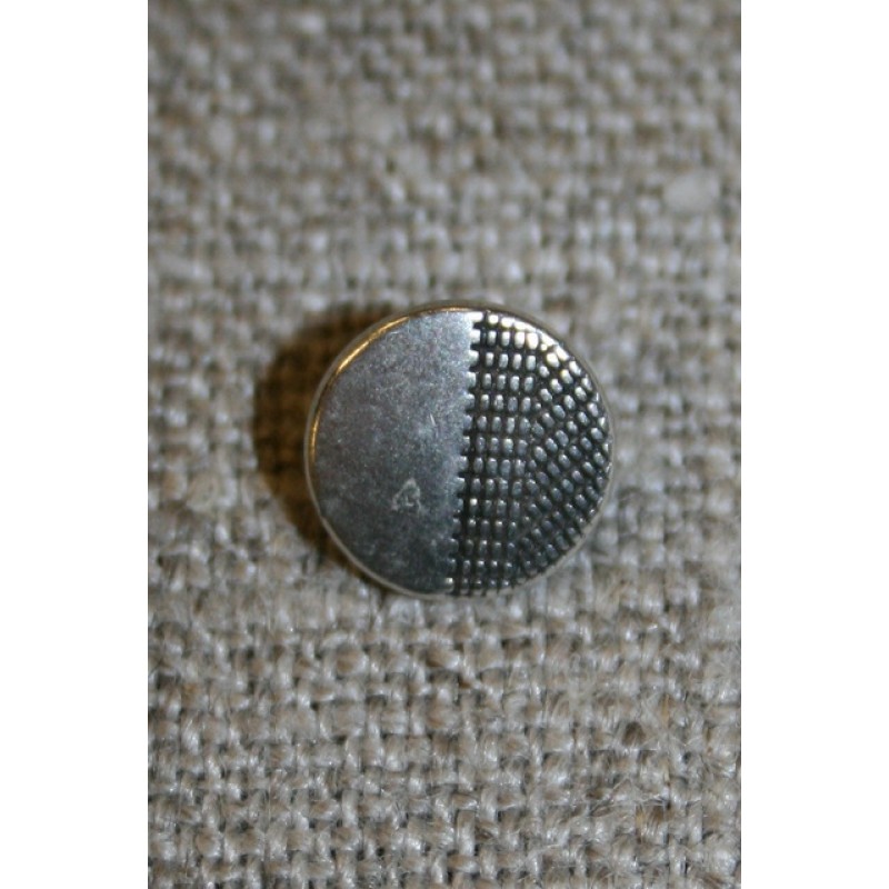 Lille metalknap sølv m/mønster i ene side 9 mm.