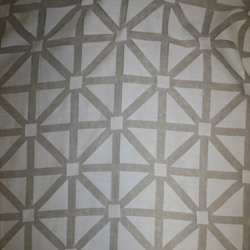 Let gardinstof med firkant-mønster i knækket hvid