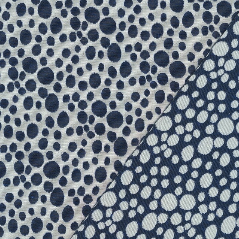 Bomuld/polyester med uens prikker i mørkeblå og offwhite