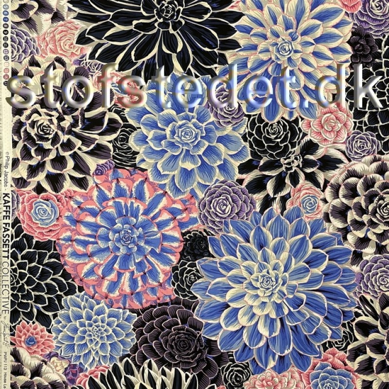 Patchwork stof med blomster i sort, blå, lyserød - Kaffe Fassett | Køb her | kun 148.455,- | Stofstedet.dk