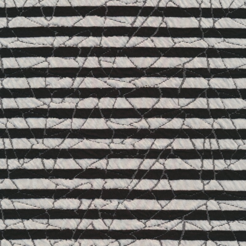 Stribet strik i sort og hvid med mønster