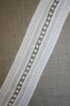 Rest Bomulds-bånd med broderi & pompom, hvid-135 cm. 