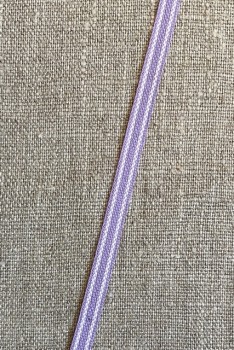 Smalt bånd stribet i lyselilla og hvid 8 mm.