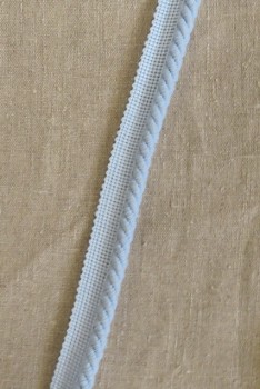 Paspoil-/piping møbelbånd i bomuld i lyseblå.