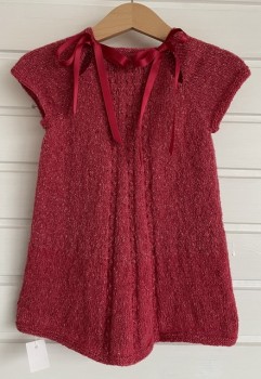 Babykjole strikket i Wool Silk med satinbånd