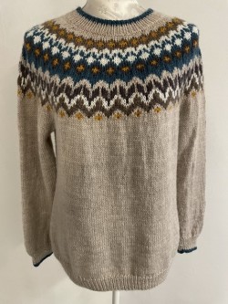 Sweater med rundt bærestykke strikket i Vital 100% uld