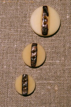 Off-white knap m/brun midte, 23 mm.