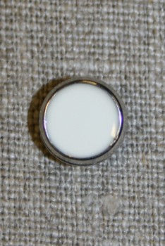 Lille hvid knap m/sølv-kant, 11 mm.