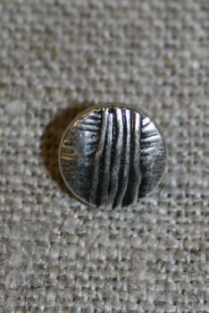 Lille metalknap sølv m/streger 9 mm.