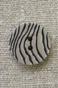 2-huls knap i sølv-look med zebra-striber 21 mm.