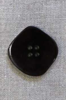 Skæv firkantet knap i mørk rød-brun og sort, 34 mm.