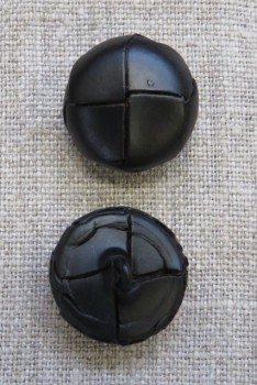 Plast knap i læderlook i sort 20 mm.