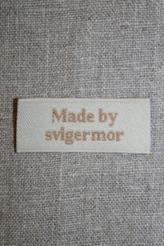 Beige mærke - label "Made by svigermor"