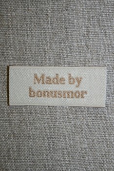 Beige mærke - label "Made by bonusmor"