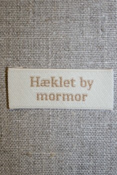 Beige mærke - label "Hæklet by mormor"