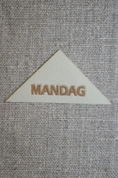 Beige mærke - label trekantet "Mandag"