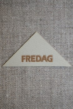 Beige mærke - label trekantet "Fredag"