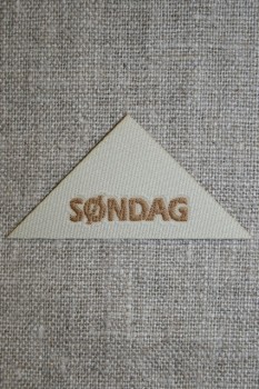 Beige mærke - label trekantet "Søndag"