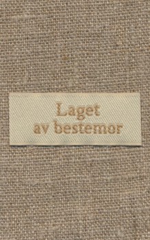 Beige mærke - label "Laget av bestemor"