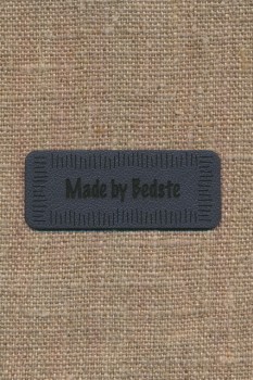 Motiv- label i læderlook i grå "Made by Bedste"