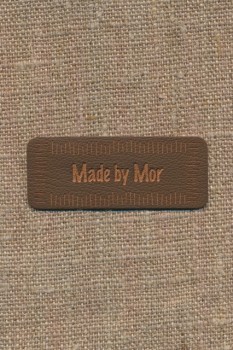 Motiv- label i læderlook i brun "Made by Mor"