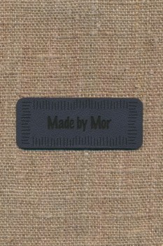 Motiv- label i læderlook i grå "Made by Mor"