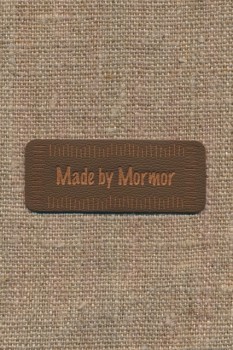 Motiv i læderlook i brun "Made by Mormor"