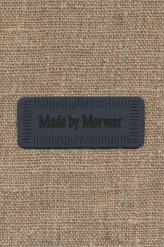 Motiv- label i læderlook i grå "Made by Mormor"