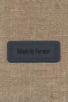 Motiv- label i læderlook i grå "Made by Farmor"