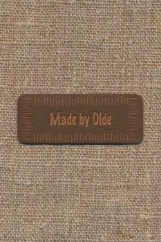 Motiv- label i læderlook i brun "Made by Olde"