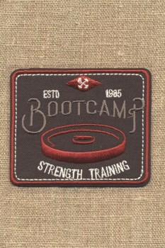 Motiv i mørk grå-brun og rød "Bootcamp"