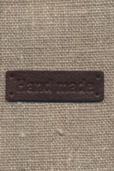 Motiv - Label i læderlook firkantet "Handemade" i mørkebrun