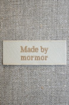 Beige mærke - label "Made by mormor"