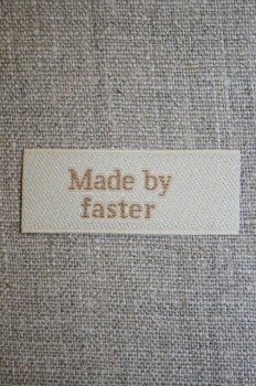 Beige mærke - label "Made by faster"
