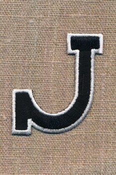J - Bogstaver til påstrygning i sort og hvid, 52 mm.
