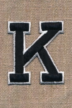 K - Bogstaver til påstrygning i sort og hvid, 52 mm.