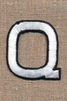 Q - Bogstaver til påstrygning i hvid og sort, 52 mm.