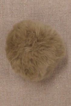 Pels-pompon i akryl i natur / mørk sand, 9-10 cm.