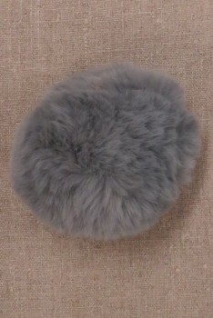 Pels-pompon i akryl i lys grå, 9-10 cm.