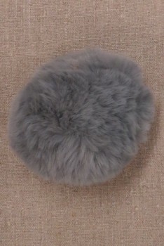 Pels-pompon i akryl i lys grå, 9-10 cm.
