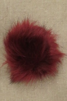 Pels-pompon i akryl i bordeaux, 9-10 cm.