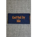 Blå/orange mærke "Knitted by me"