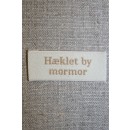 Beige mærke - label "Hæklet by mormor"