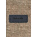 Motiv- label i læderlook i grå "Made by Mor"