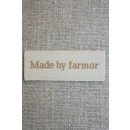 Beige mærke - label "Made by farmor"