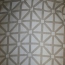 Let gardinstof med transperant firkant-mønster i knækket hvid