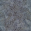 Afklip Patchworkstof batik med cirkler i grå 50x55 cm.