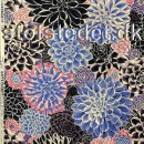 Afklip Patchwork stof med store blomster i sort, blå, lyserød - Kaffe Fassett 50x55 cm.