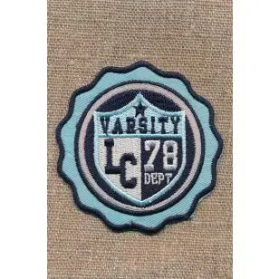 Motiv i lys turkis, mørkeblå, lysegrå "Varsity" - Diverse mærker