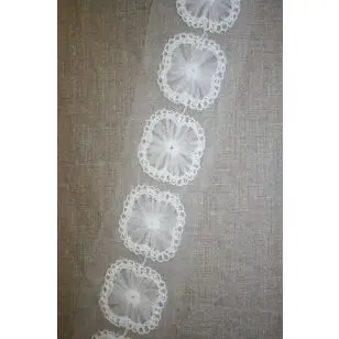 Bånd med blomst-firkant på tyl, knækket hvid - Div. bånd